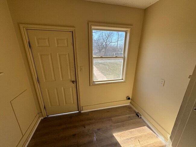 Building Photo - $650 - 1 bed 1 bath - Duplex