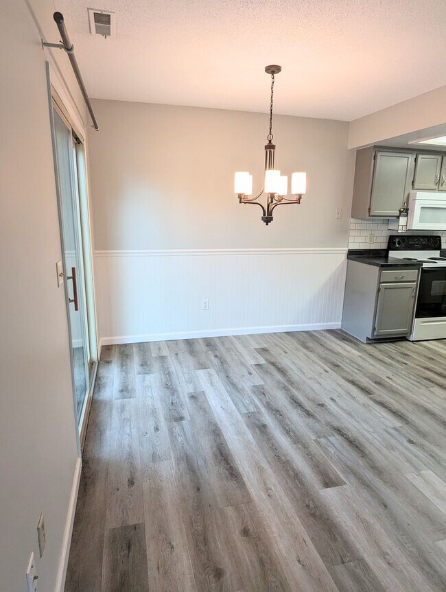 Building Photo - New Listing in the '04