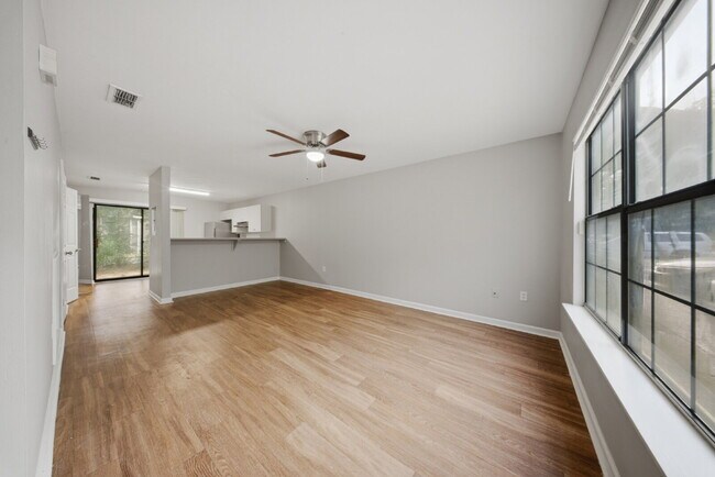 Foto del edificio - 2 bedroom x 2.5 bathroom! Great Location and Price! Guest Bathroom!