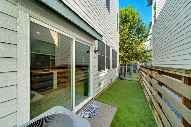 Building Photo - 506 W Donovan St