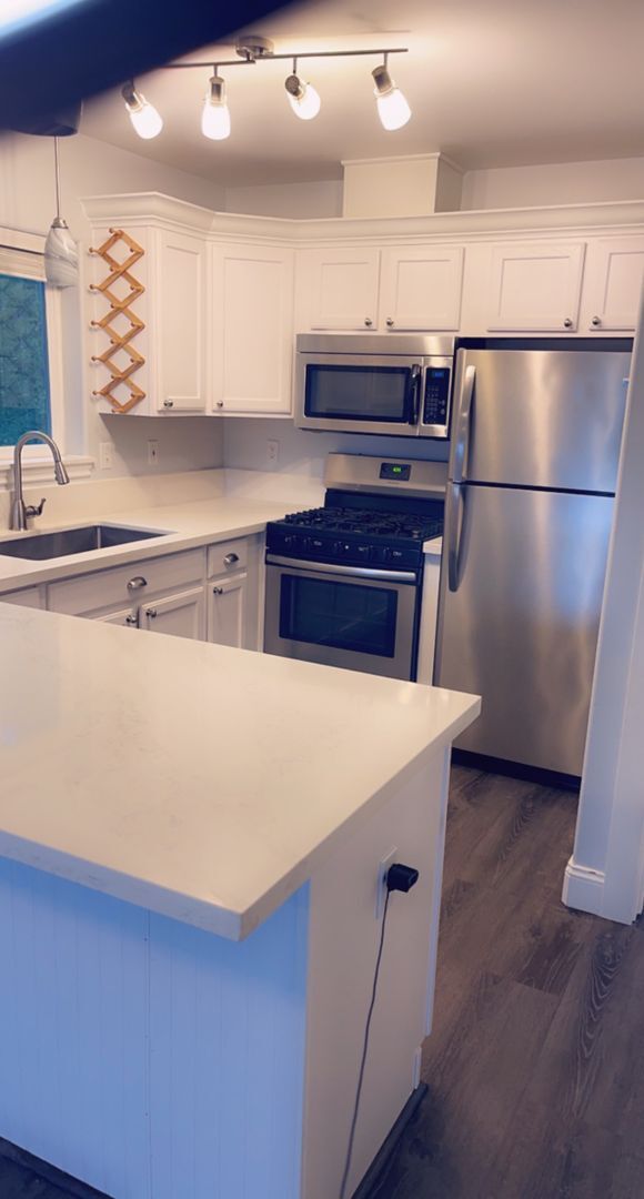 Building Photo - Beautiful recently updated home! Close to ...