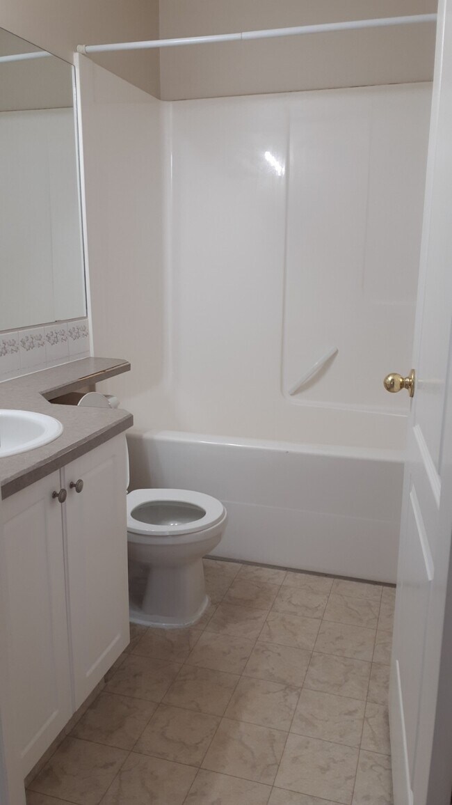 Photo du bâtiment - 2 Bed 0 Bath Unit in Sylvan Lake, AB