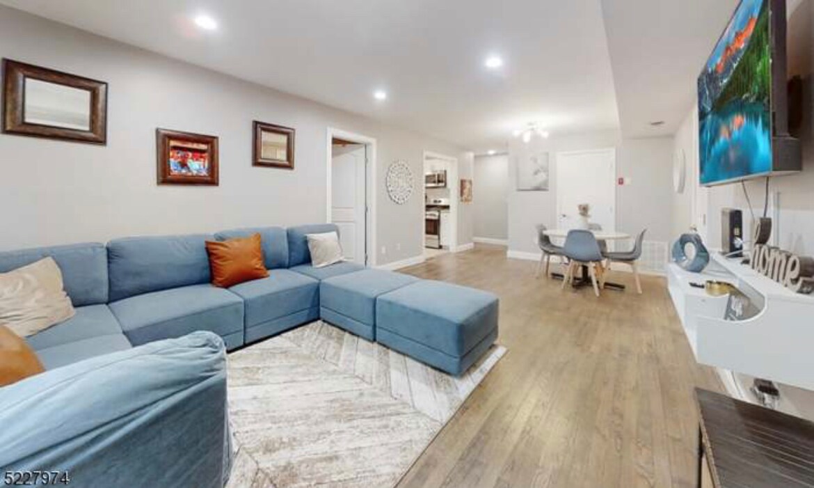 Foto principal - 194 College Dr