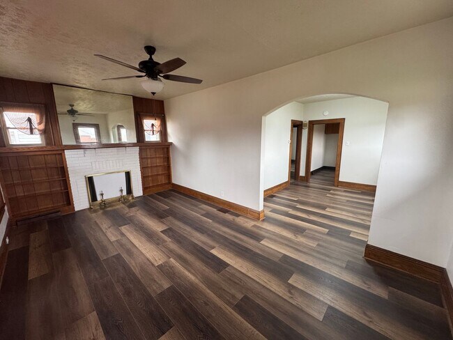 Building Photo - Updated 2-Bedroom Home with Spacious Layou...