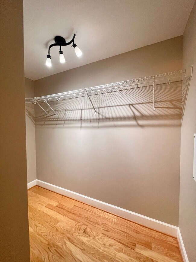 Building Photo - Beautiful 1 bedroom condo with amenities g...
