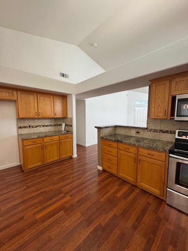 Building Photo - Beautiful 3 Bedrooms 2 Baths
