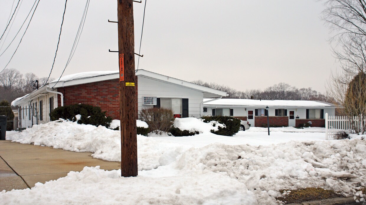 Primary Photo - 464-474 Treeside Dr