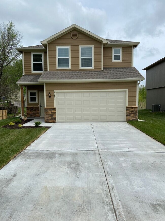 Building Photo - *Pre-leasing* Three Bedroom | Two and a Ha...