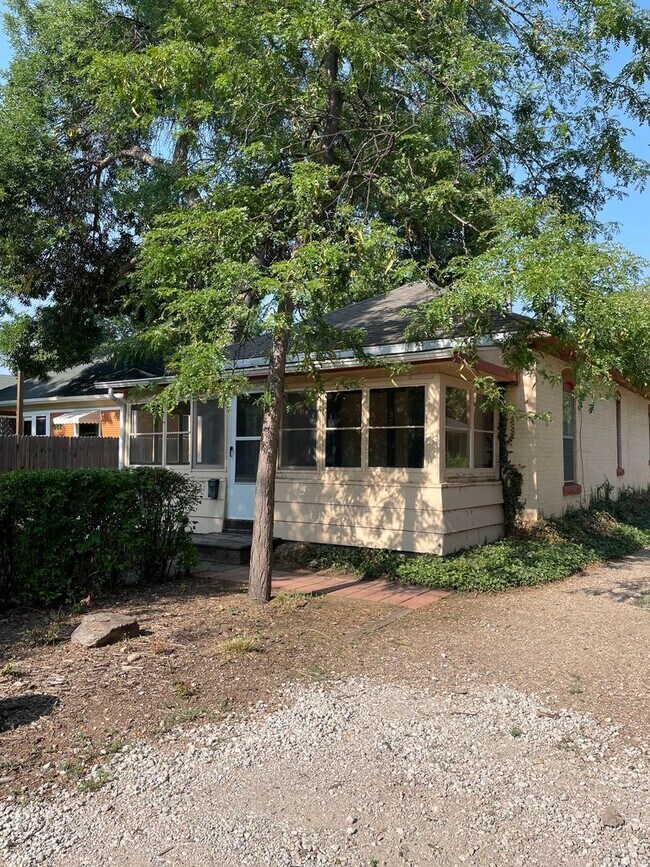 Foto del edificio - STUDENTS WELCOME! Cute Updated 2-Bed / 1-Bath Home 1 Mile from CSU