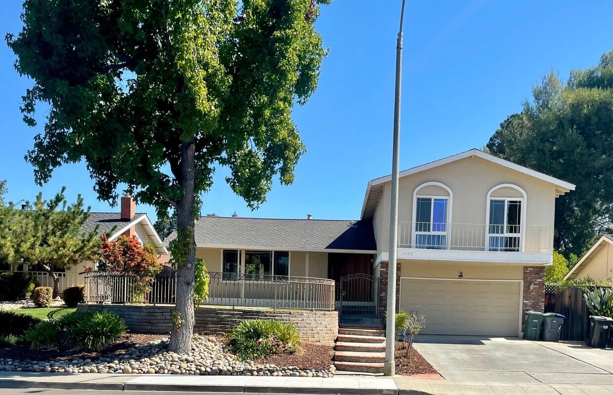 Foto principal - SUNNYVALE - Well Maintained 4 Bed 2.5 Bath