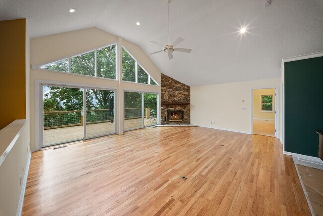 Foto del edificio - Asheville Mountain Home with Biltmore Views | 3BR + Office & Expansive Scenic Deck
