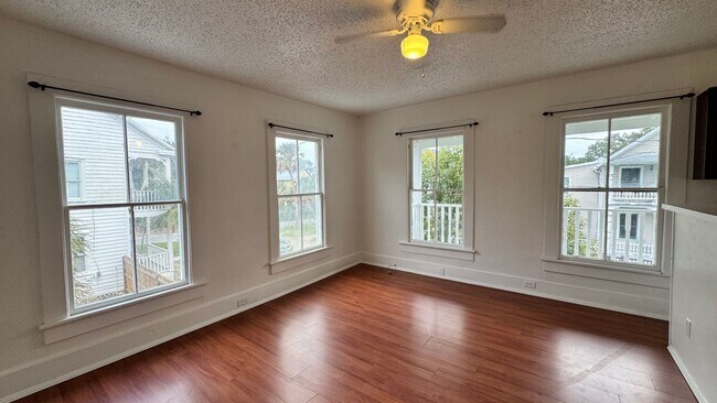 Building Photo - 1 Bed 1 Bath Unit Located in Historic District of St. Augustine! In Unit Washer Dryer, and Balcon...