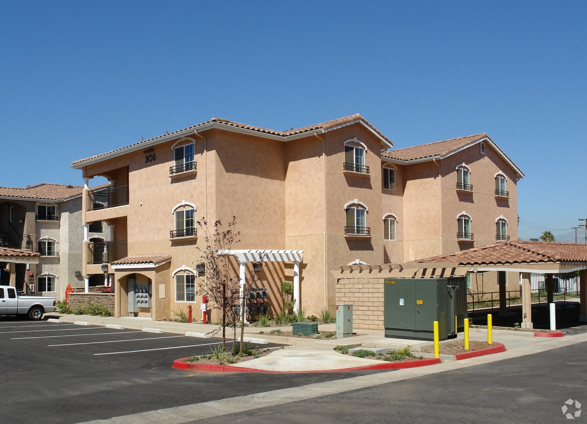 305 W Grand Blvd, Corona, CA 92882 Apartments in Corona, CA