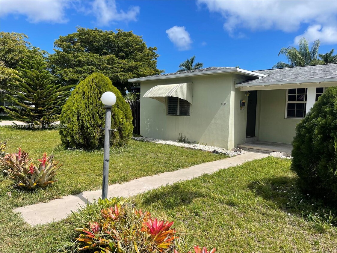 Primary Photo - 1325 N 16th Ct