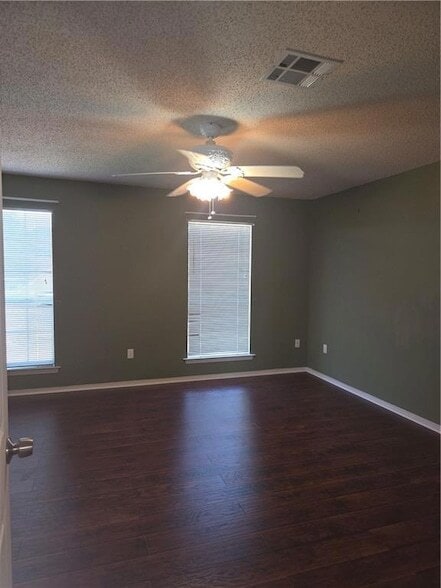 Foto del edificio - 1701 Rivertree Ct