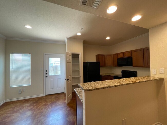 Foto del edificio - Townhome for rent