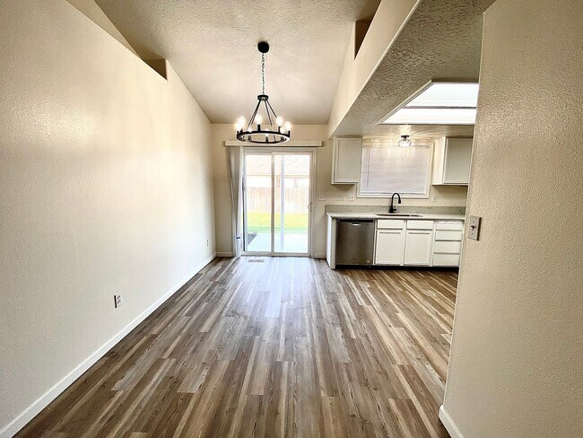 Foto del edificio - 4 Bedroom 2 Bath Updated Single Level Home...