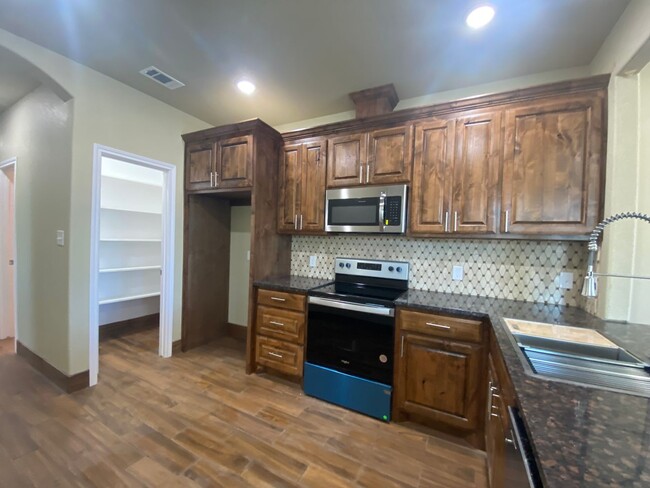 Building Photo - 105 Sabine Ave. #B
