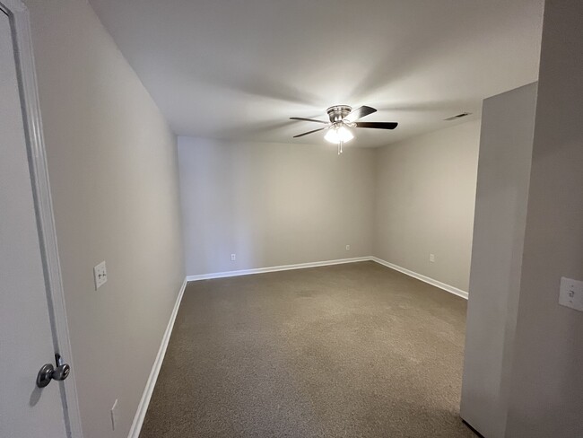 Building Photo - 575 Riverview Heights St