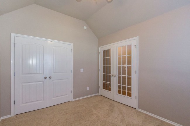Building Photo - LARGE PRISTINE HOME IN OWASSO