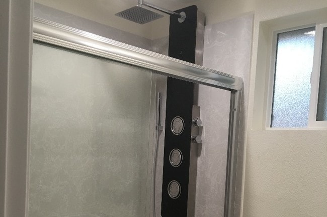 Shower - 1149 Lincoln Ct