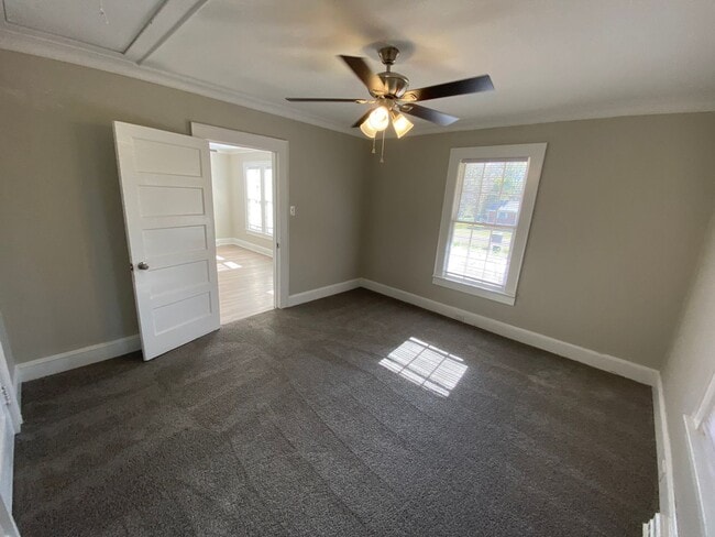 Foto del edificio - Very nice 4 bedroom 1 bathroom house JUST ...