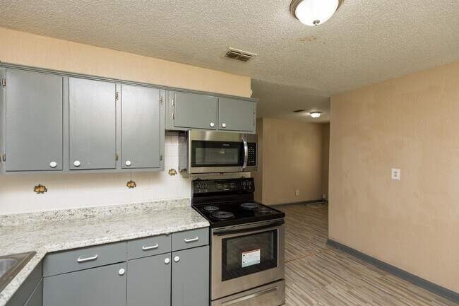Building Photo - 1120 Carthage Dr