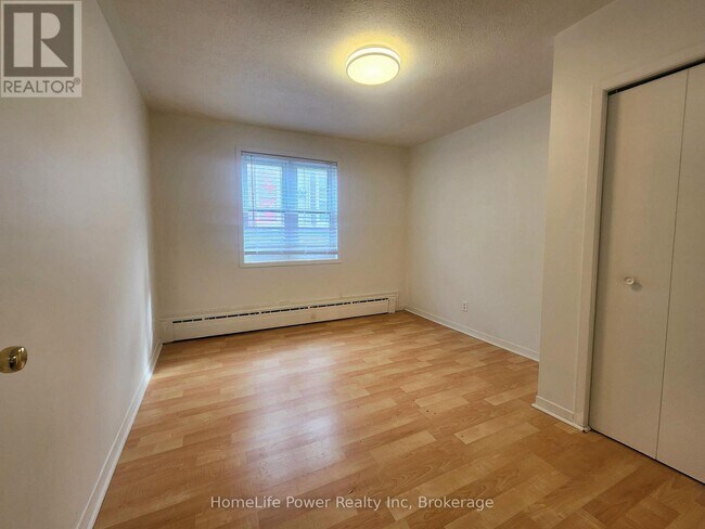 Photo du bâtiment - 250 King St E