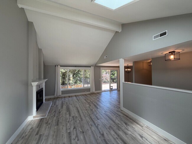 Foto del edificio - Spacious 4BR/3BA Home with Deck, Fenced Yard & Garage