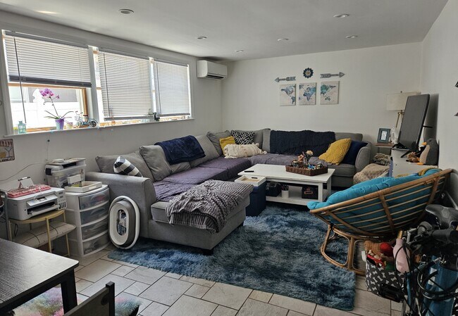 Living Room - 519 E Harrison St