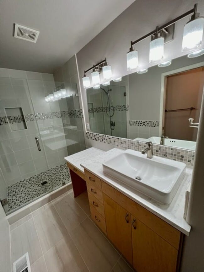 Building Photo - Updated 3 Bedroom Condo!