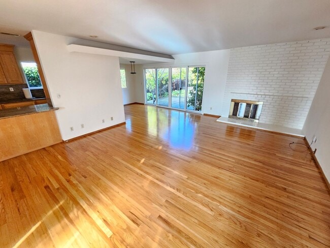 Foto del edificio - Beautiful Baker West Neighborhood