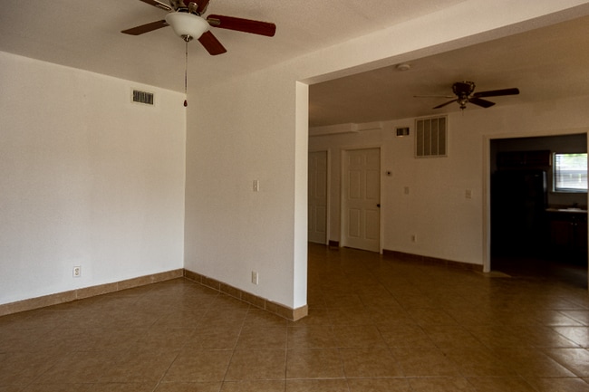 Foto del edificio - 811 Barrymore Blvd