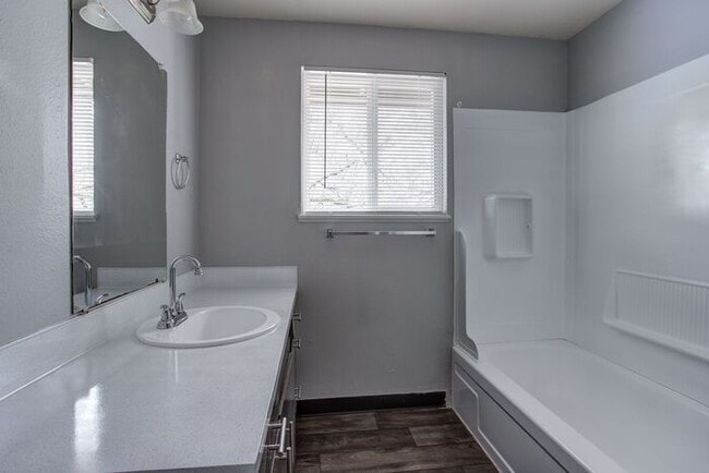 Building Photo - 1 bedroom 1 bath! Pets OK!!!