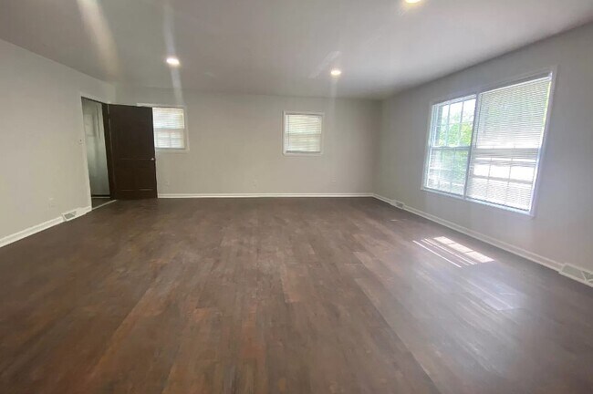 Foto del edificio - 8033 Navios Dr SE