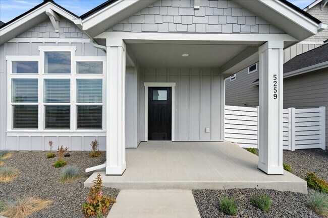 Foto del edificio - Spacious 4-Bedroom Home with Modern Comforts
