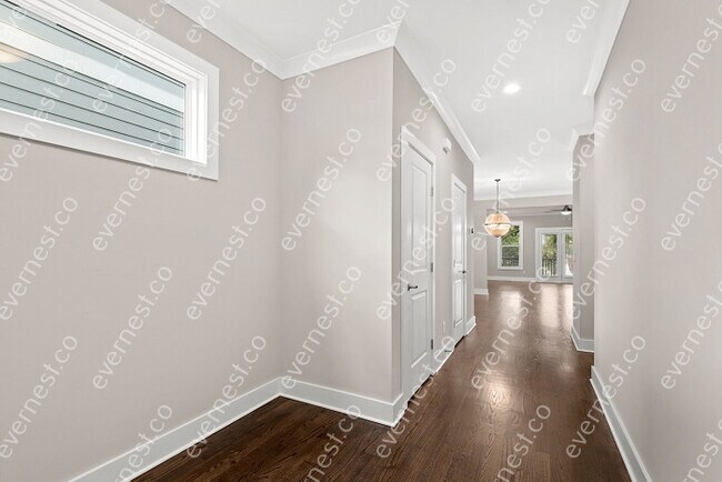 Building Photo - 3 bed / 3 bath home