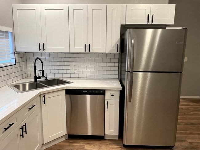 Building Photo - 1436 E Cinnabar Ave