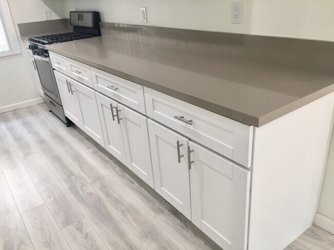 Quartz Countertops - 8110 Camino del Sol