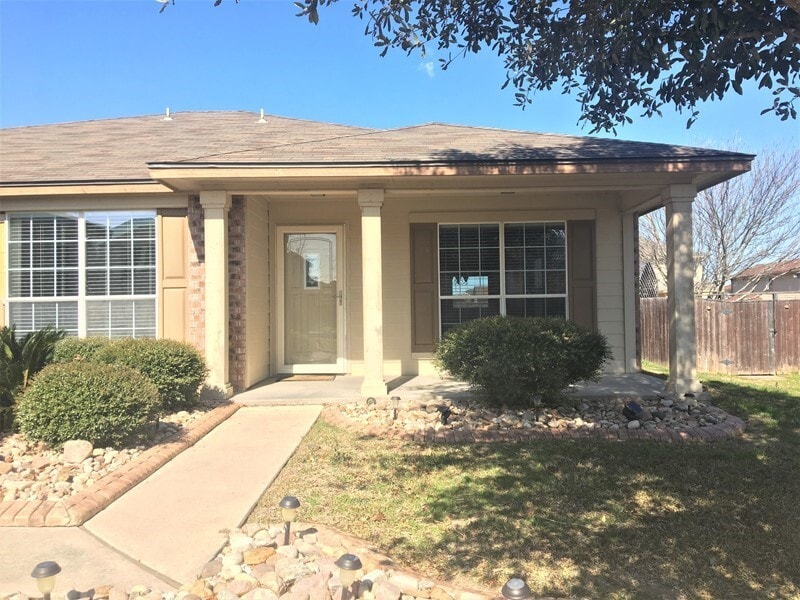 Primary Photo - 5709 Mosaic Trl- 4BD, 2BA, 2GA!