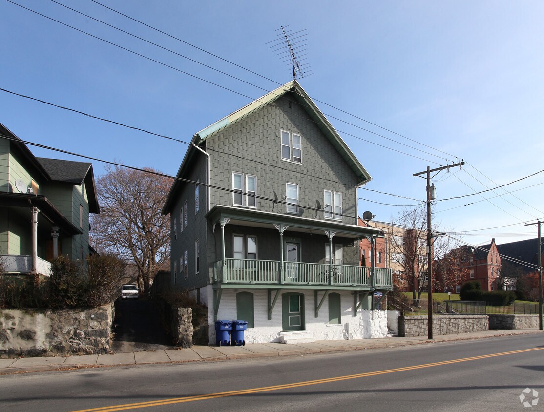 Building Photo - 571 Baldwin St