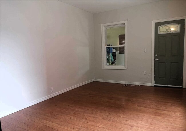 Photo du bâtiment - Charming Semi-Detached Home! (2 Bed, 1 Bath)
