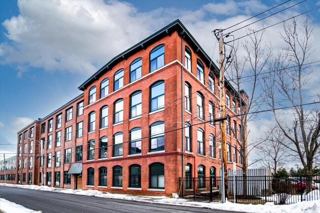 Foto del edificio - 150 Rumford Ave