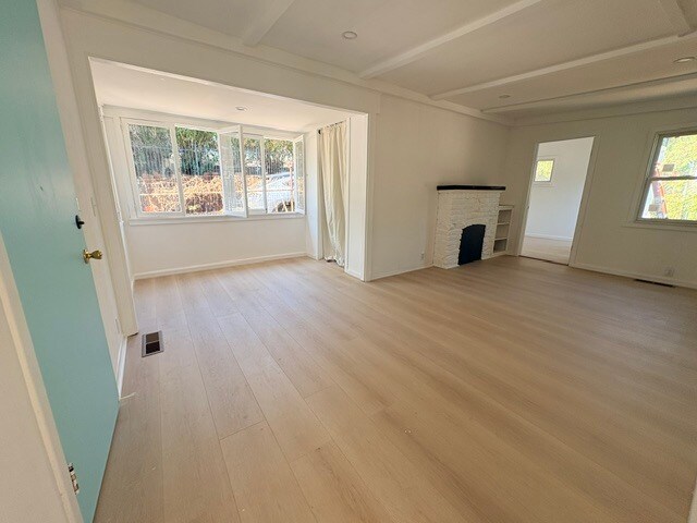 Sala de estar - 9322 Franklin St
