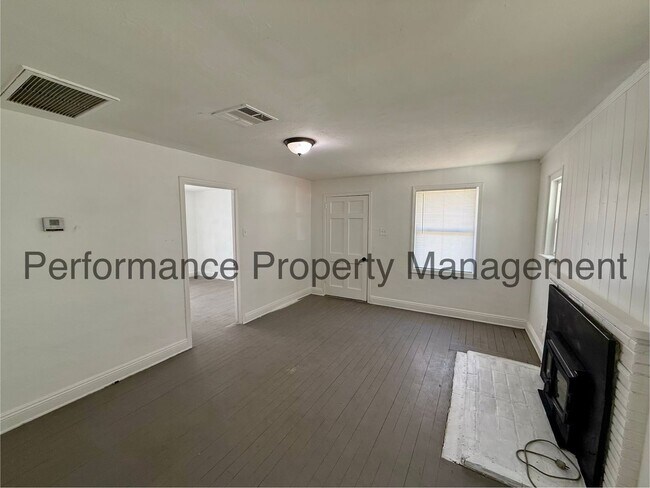 Foto del edificio - Cozy 3 Bed/2 Bath E Bakersfield Home w/ Solar, RBP & $0 Deposit Option