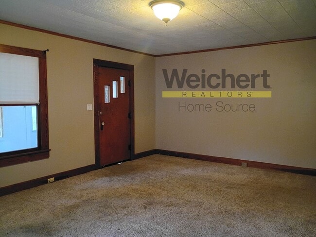 Building Photo - 3BR Home with Basement, Screened Porch & Garage