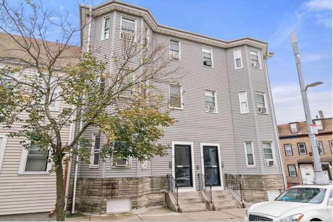 Building Photo - 53 White St