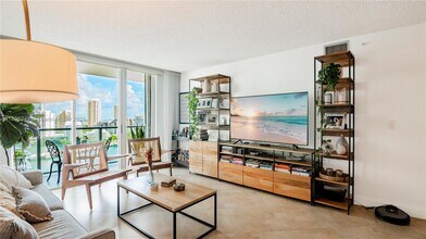 Building Photo - 1155 Brickell Bay Dr