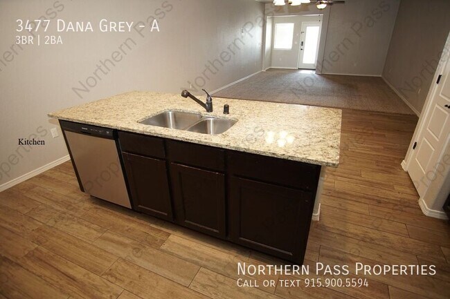Building Photo - Beautiful 3 bedroom 2 bath duplex w/ 2 Wee...