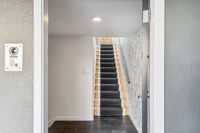 Building Photo - Fantastic 3BR 3BTH home, panoramic views, ...